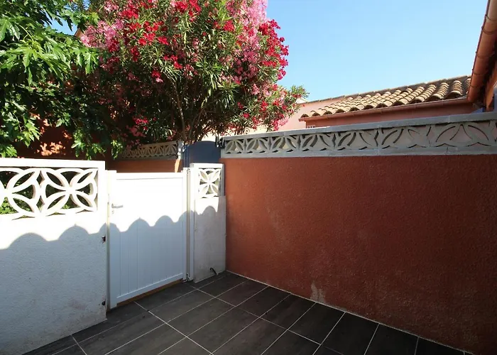 Coraux - Maisonnette 4 Pers Avec Piscine Et Parking 펜션 *